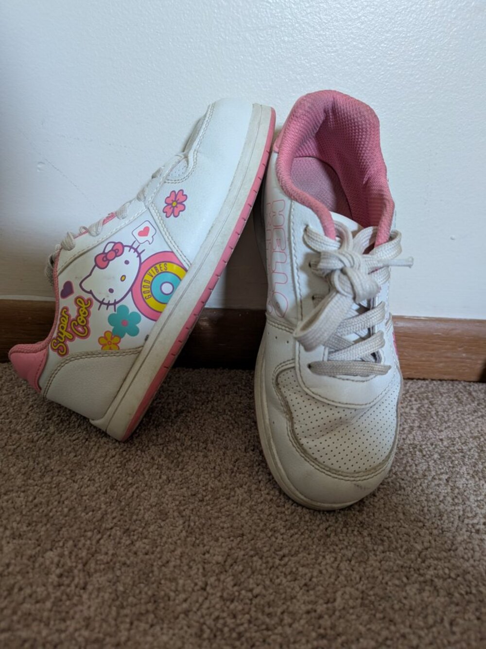 Hello Kitty Court Sneakers Size 2 White Pink Purple Casual Lace-Up